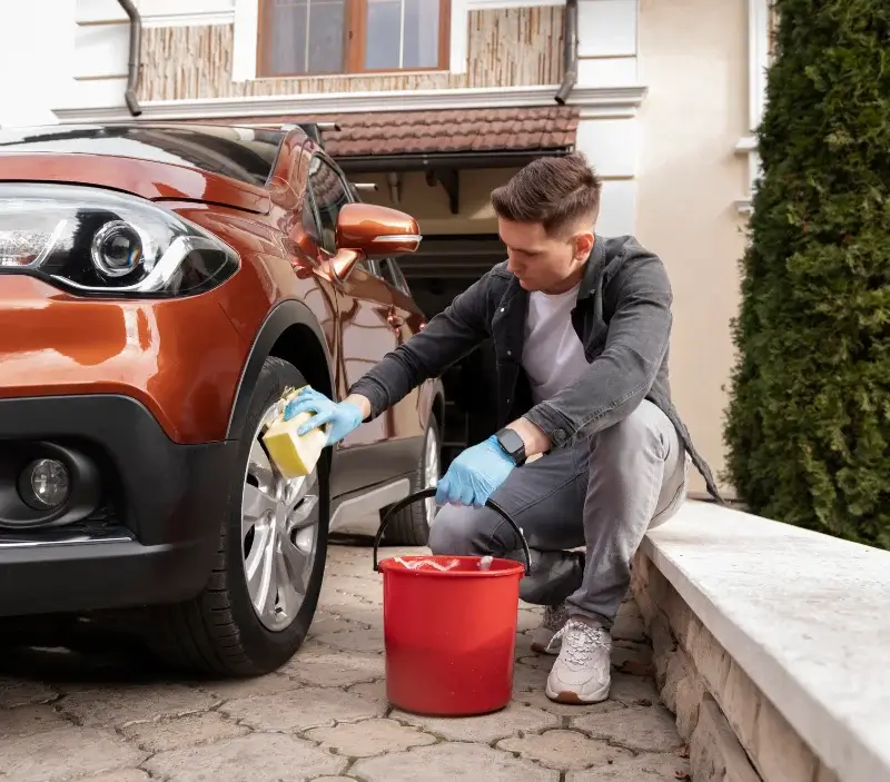 Lavage auto à domicile Saint Antoine l'Abbaye : professionnel intervenant sur un véhicule